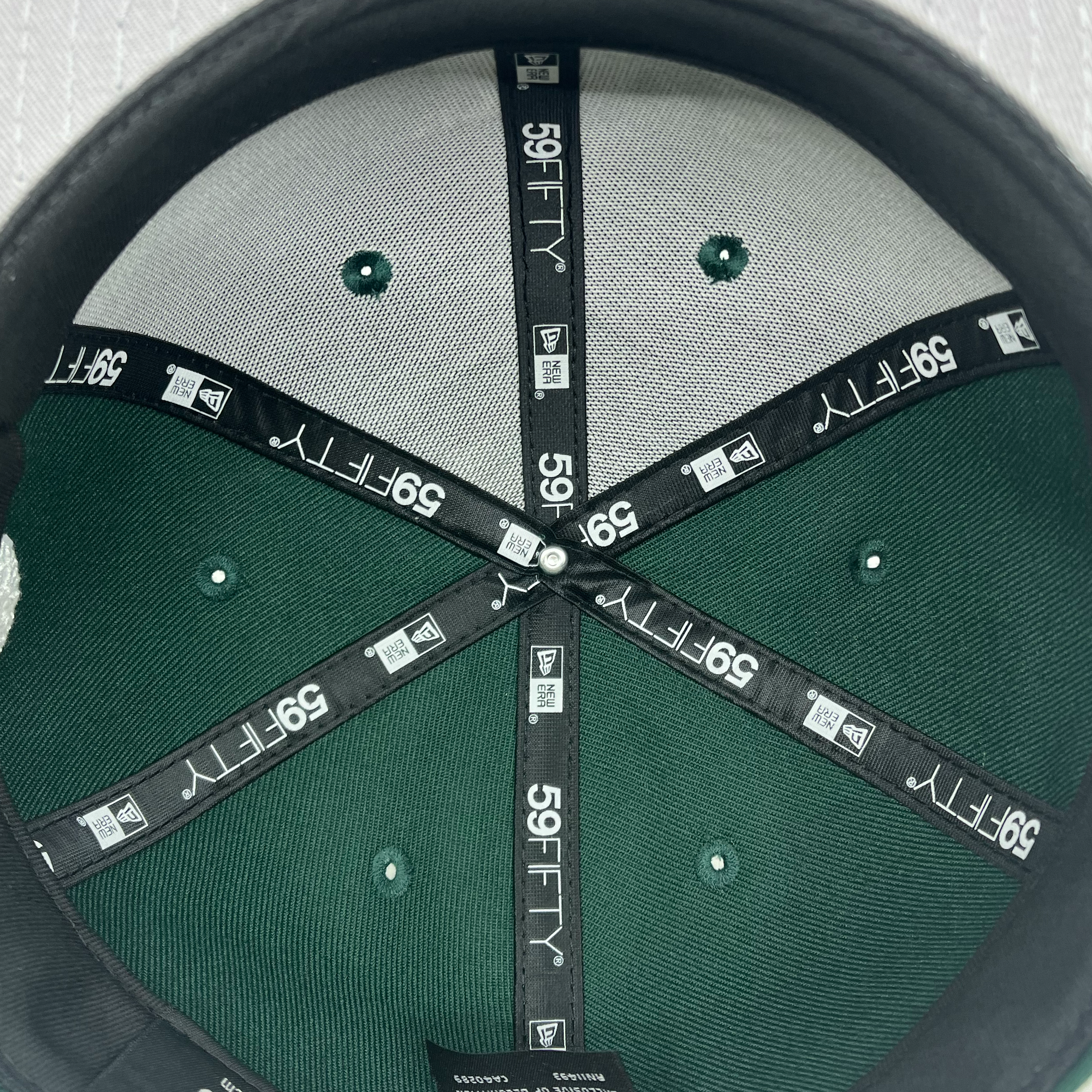 59FiFTY taping on inside of New Era 59FIFTY Dark Green Oakland Ballers fitted.