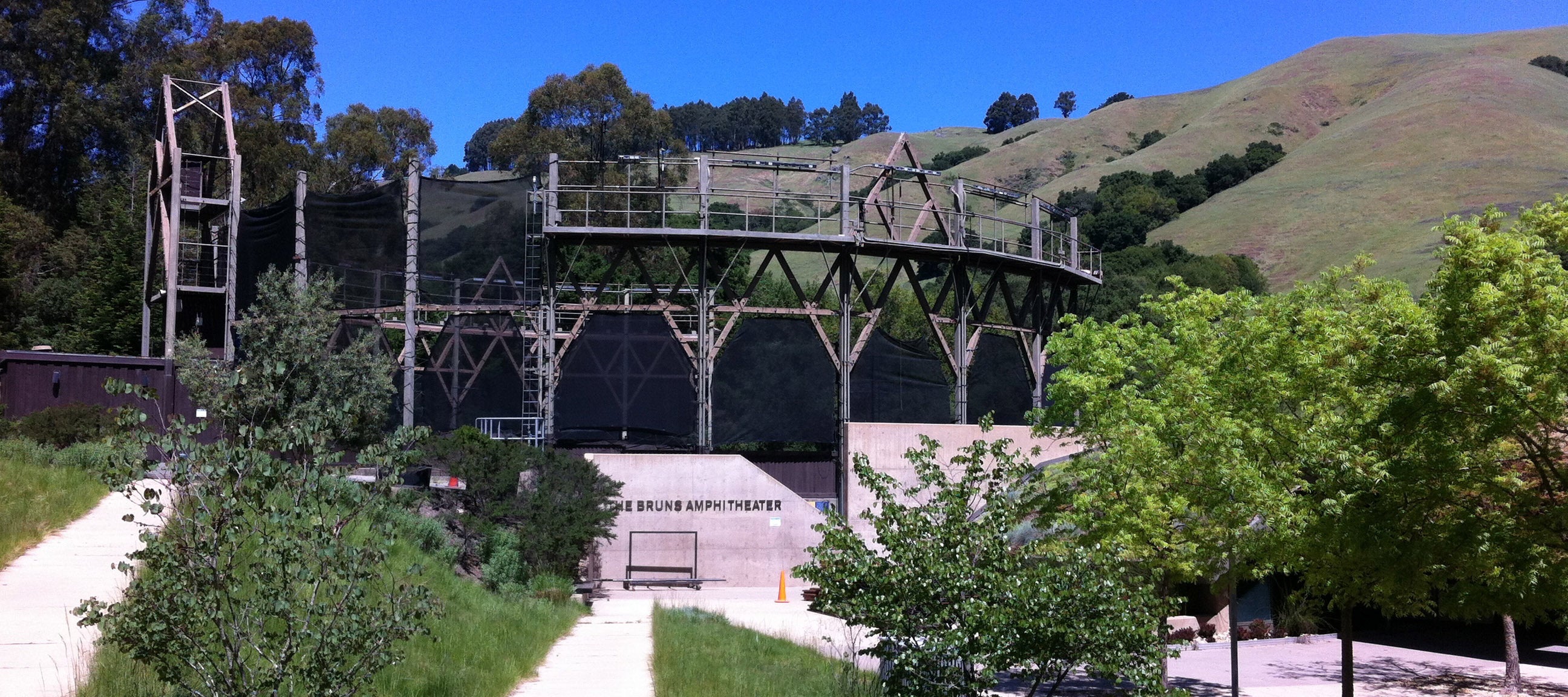 Bruns Memorial Amphitheater in Oakland from outside.